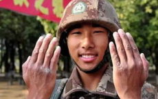 军娃泪别爸爸：离别时刻的温馨定格