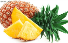 削凤梨摊主天津街头走红，独特技艺引网友热议