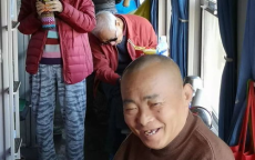 东北老人坐2天火车看孙女却去错城市