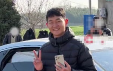 “车贷还清喜笑颜开，宝马撞毁却成合影佳话”