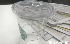 被吸管杯背刺了