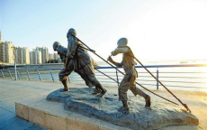 公园“撅屁股”雕塑引争议：艺术还是不雅？