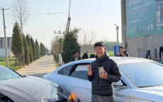 “车贷还清喜笑颜开，宝马撞毁却成合影佳话”