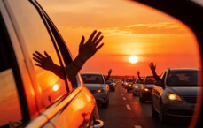 高速遇堵，乘客提议司机变通卖甘蔗，化解困境新思路