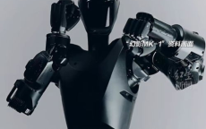 俄乌战场惊现持枪人形机器人