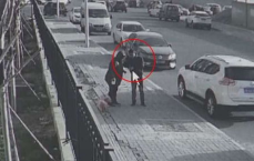 女子转弯碰瓷30余起，涉嫌诈骗被警方刑拘